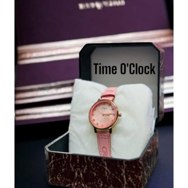 Fashionable women's round dial quartz watch with leather band