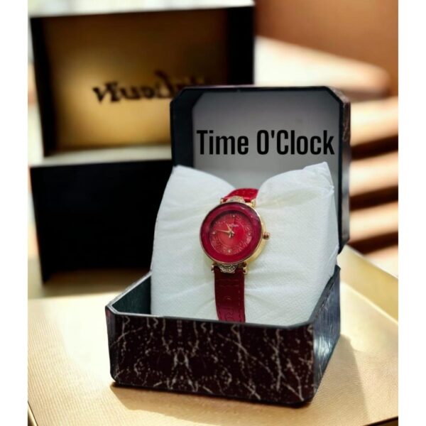 Women's stylish quartz watch with leather band and round dial